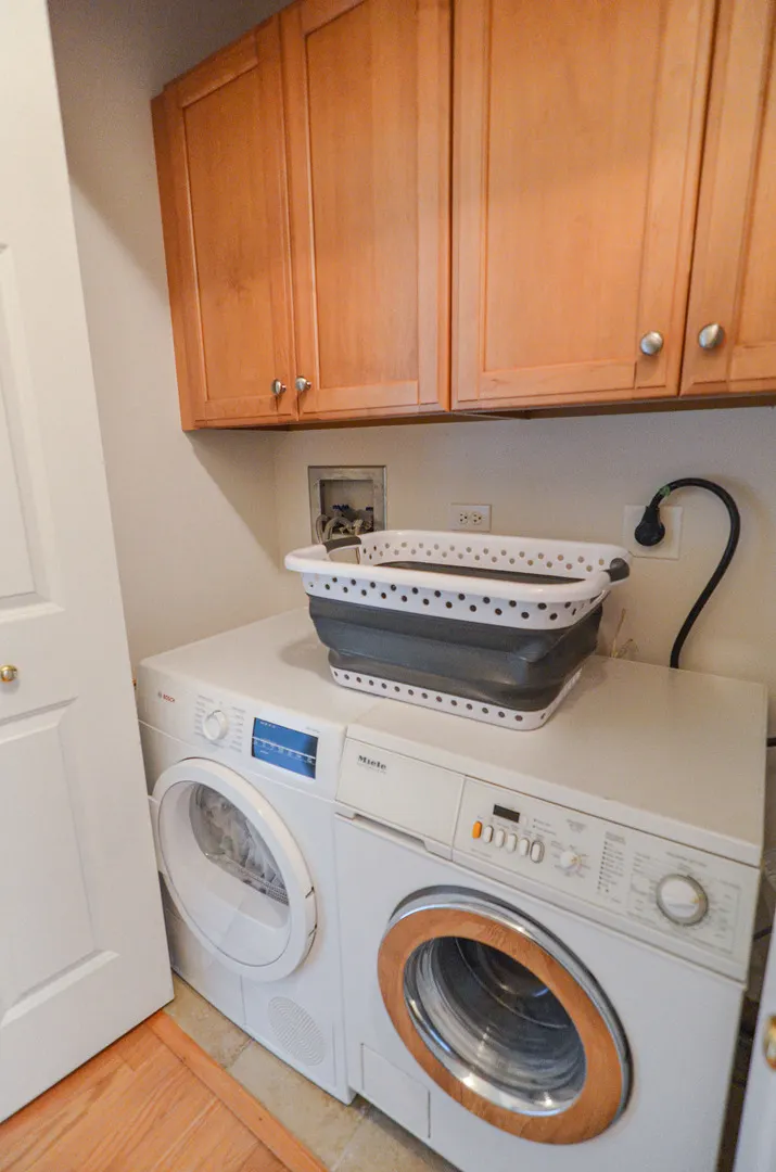 25 E SUPERIOR Street IL #3701