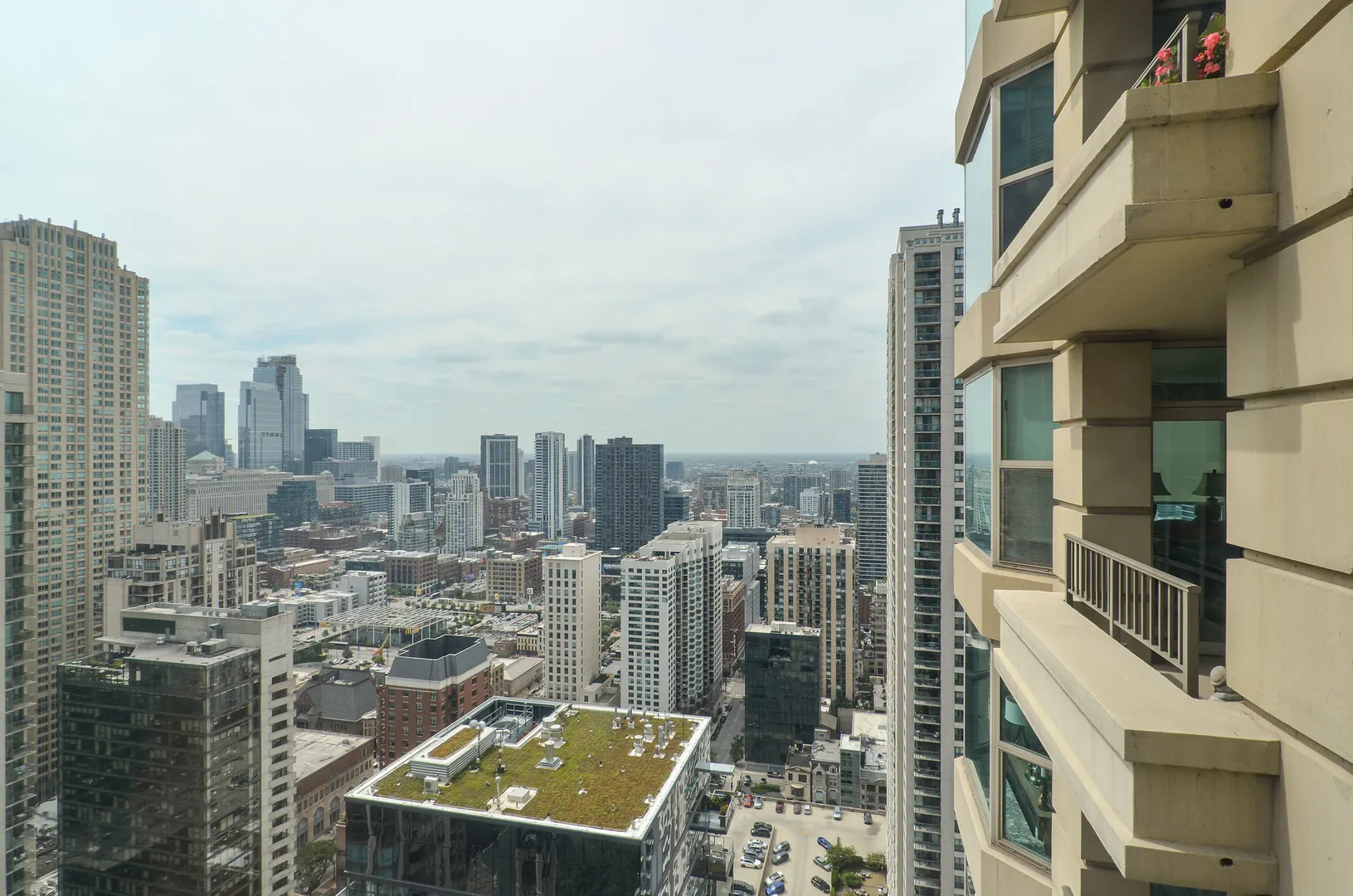 25 E SUPERIOR Street IL #3701