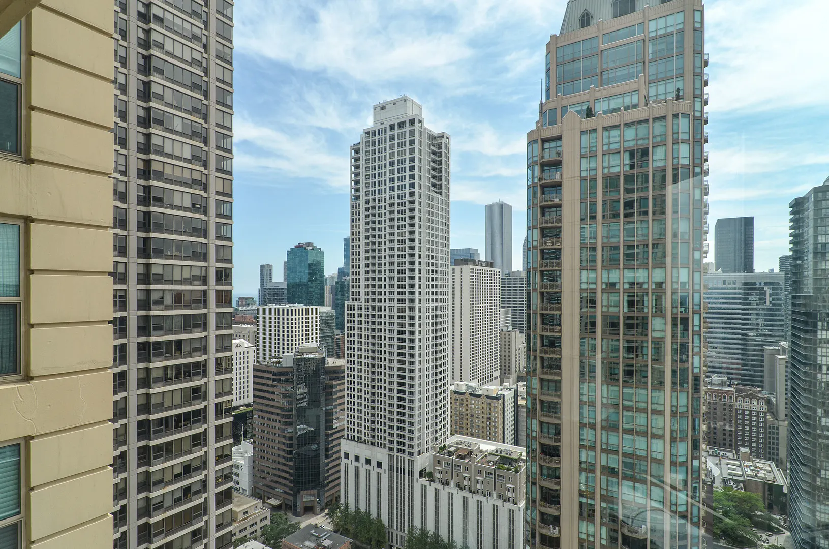 25 E SUPERIOR Street IL #3701