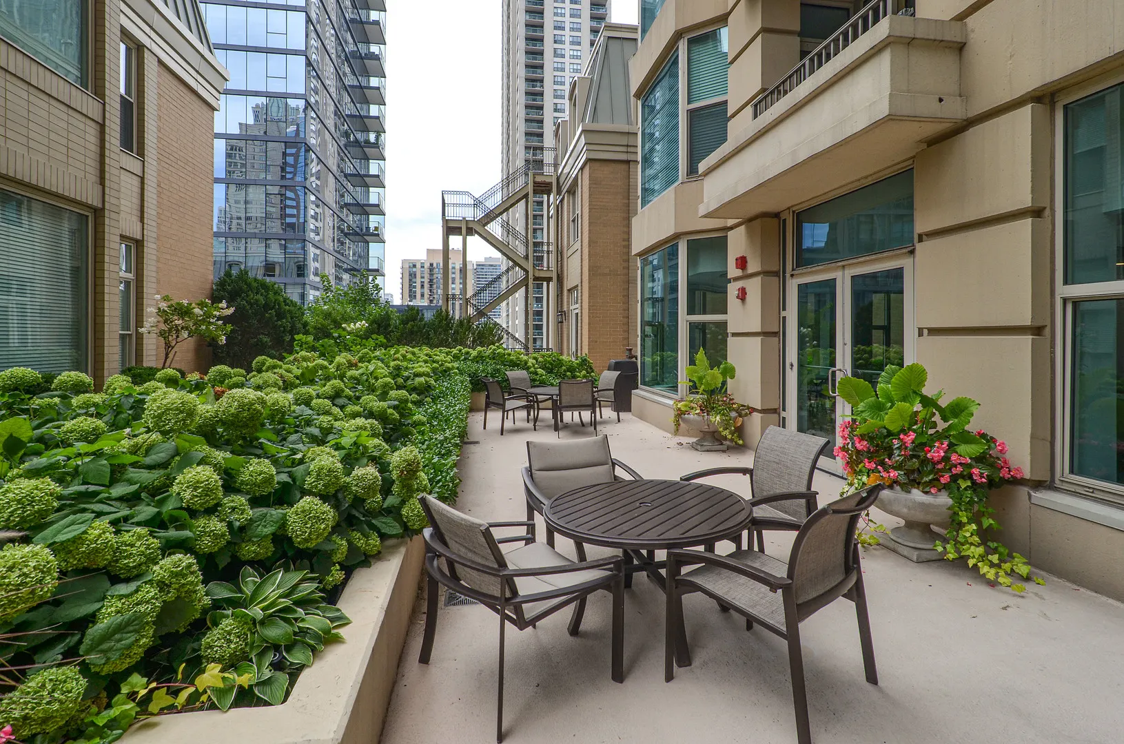 25 E SUPERIOR Street IL #3701