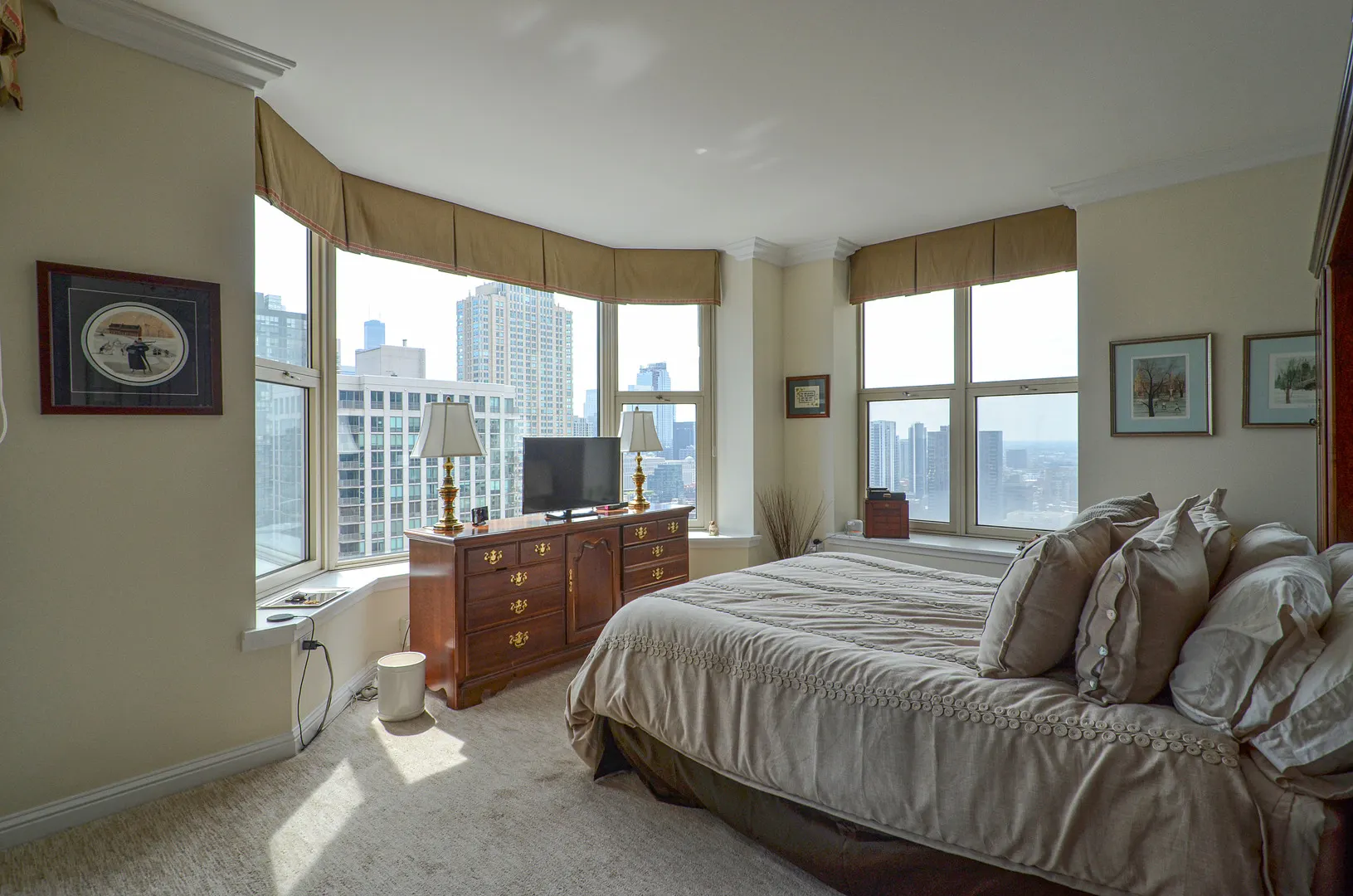 25 E SUPERIOR Street IL #3701
