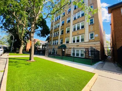 1521 W Sherwin Avenue IL #410