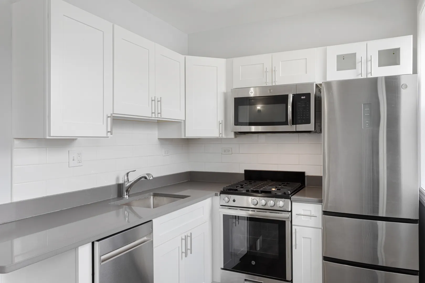 1521 W Sherwin Avenue IL #410
