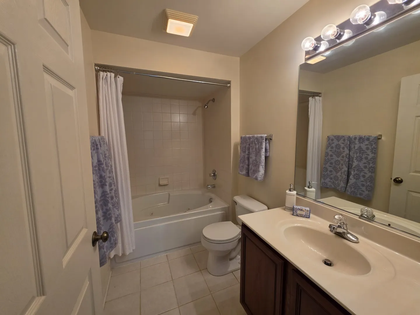 2911 Bartlett Court IL #104