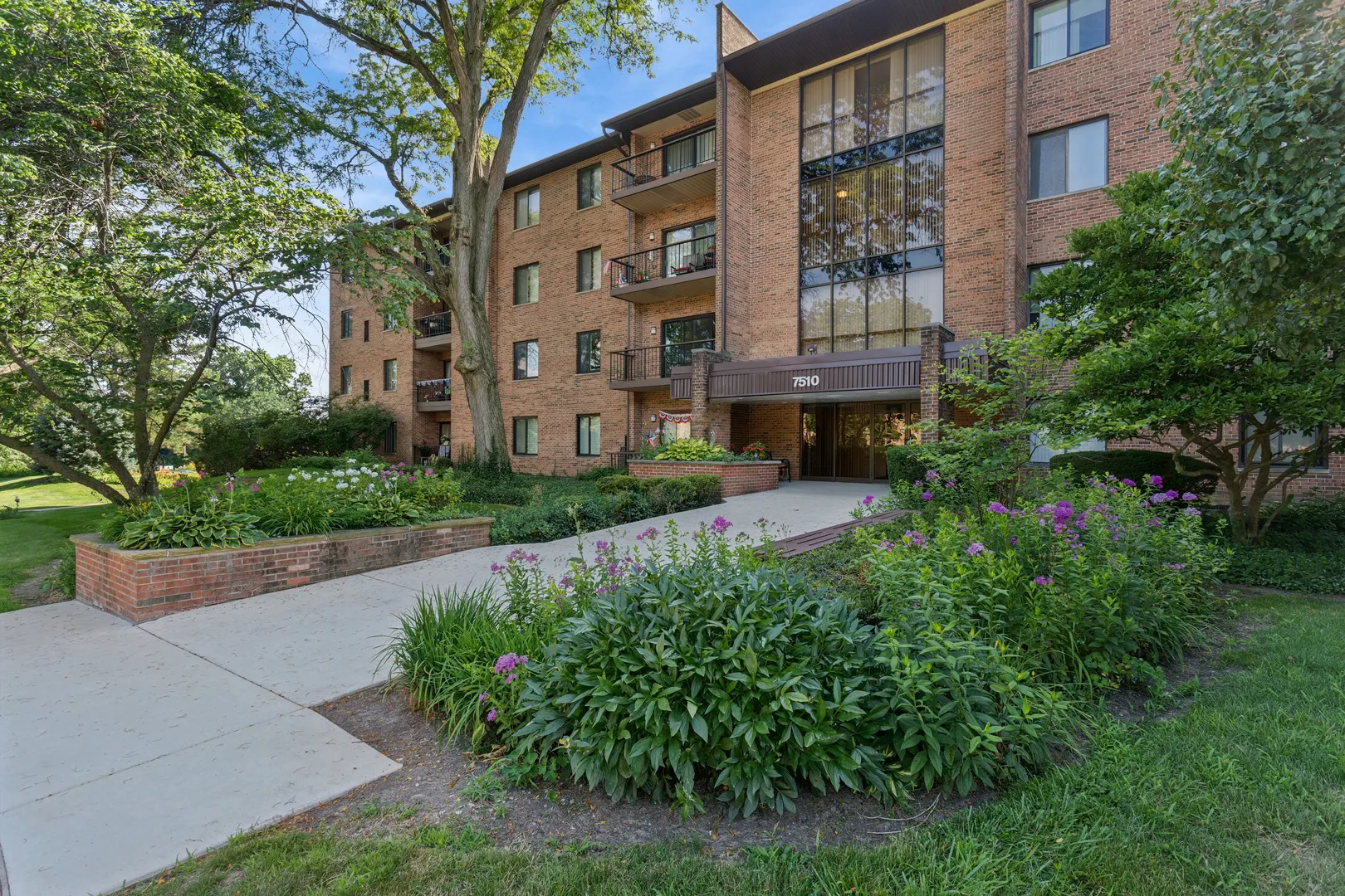 7510 Farmingdale Drive IL #210