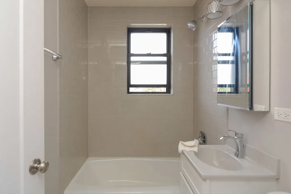 817 W Lakeside Place IL #504