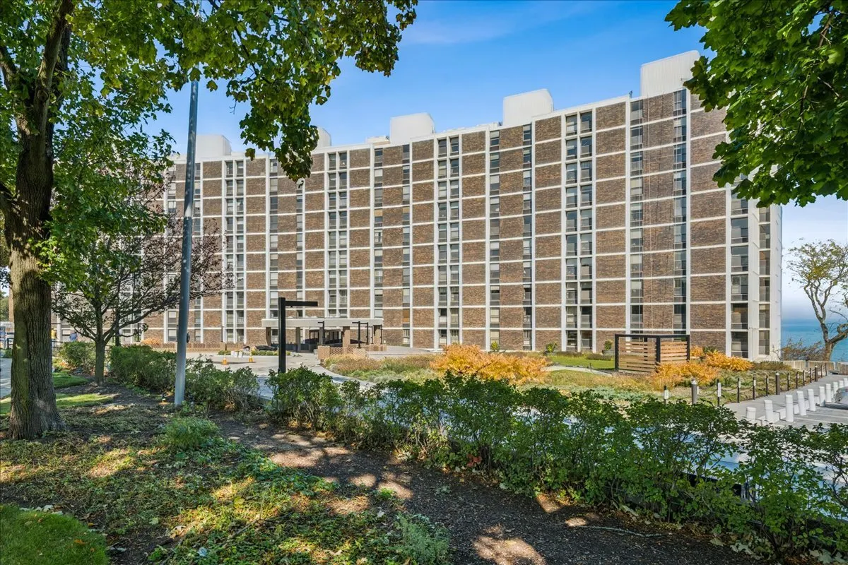 1500 Sheridan Road IL #8L