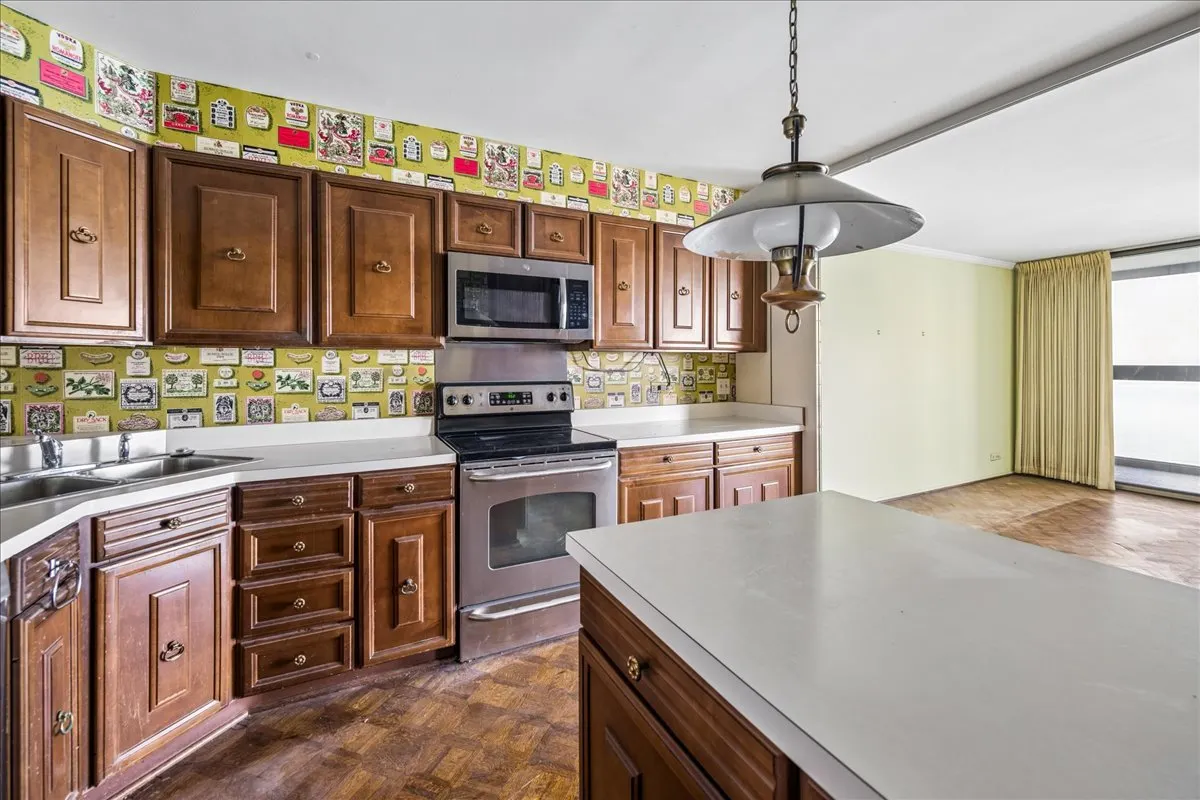 1500 Sheridan Road IL #8L