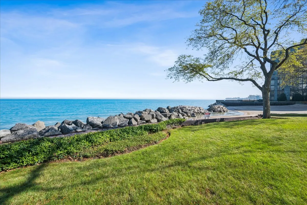 1500 Sheridan Road IL #8L