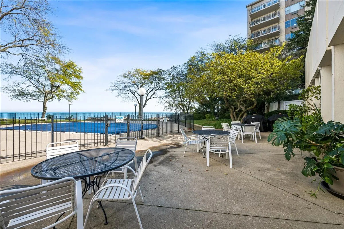 1500 Sheridan Road IL #8L