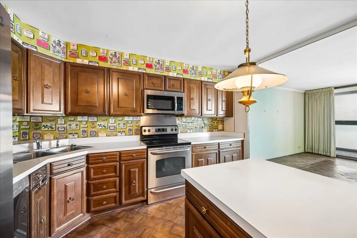 1500 Sheridan Road IL #8L