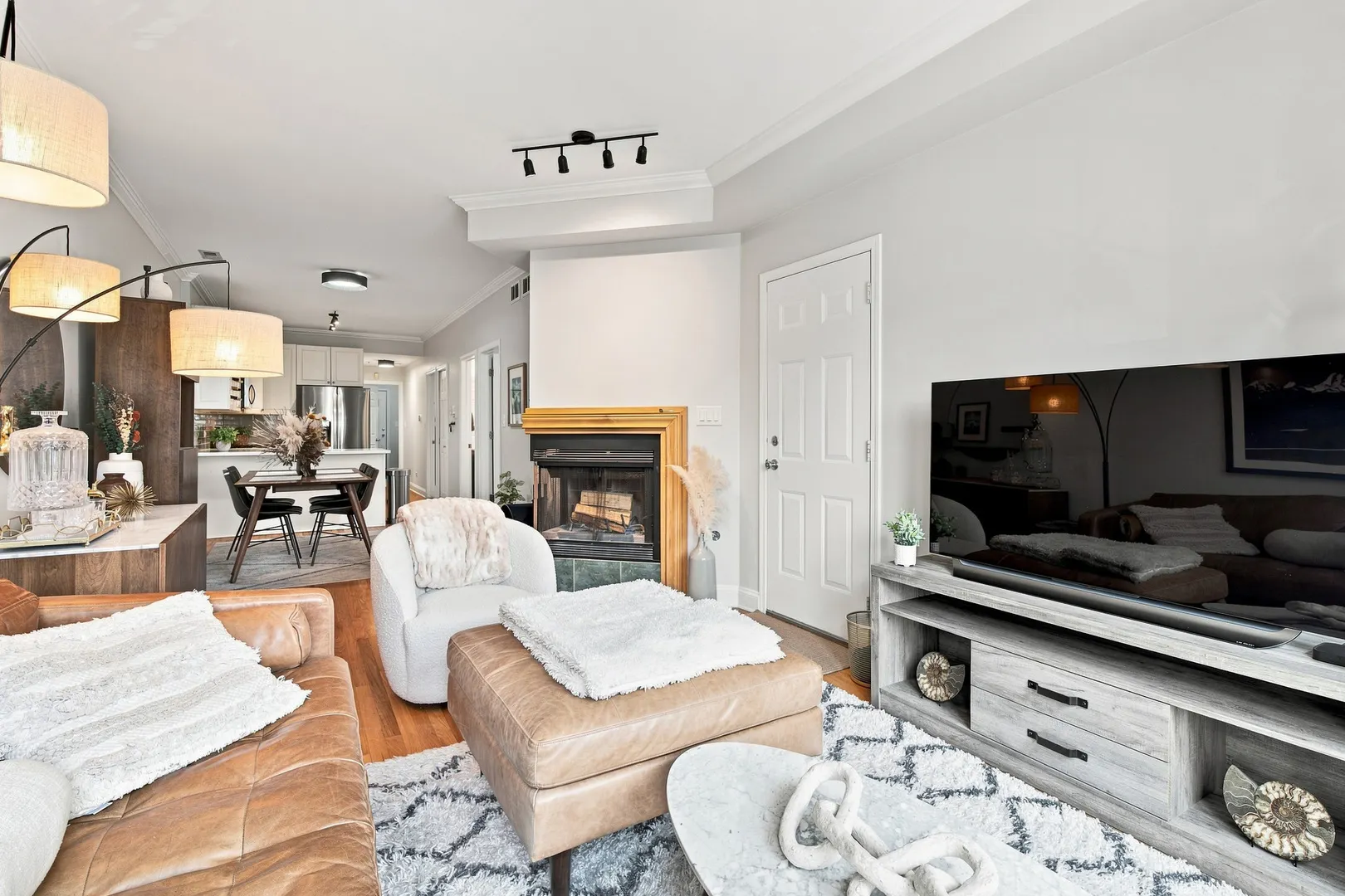 1518 W SUPERIOR Street IL #2