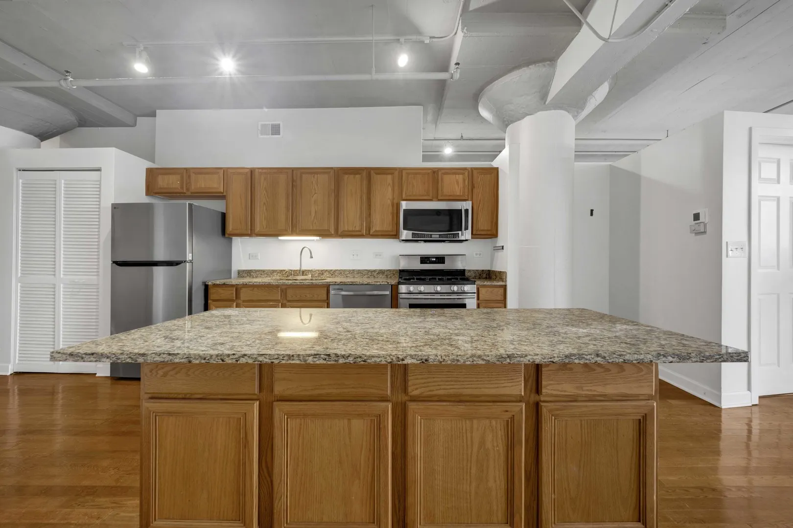 1525 S Sangamon Street IL #307