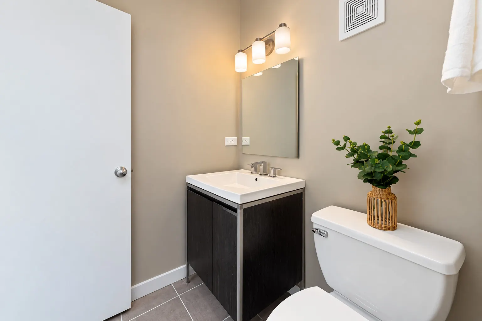 732 S Financial Place IL #407