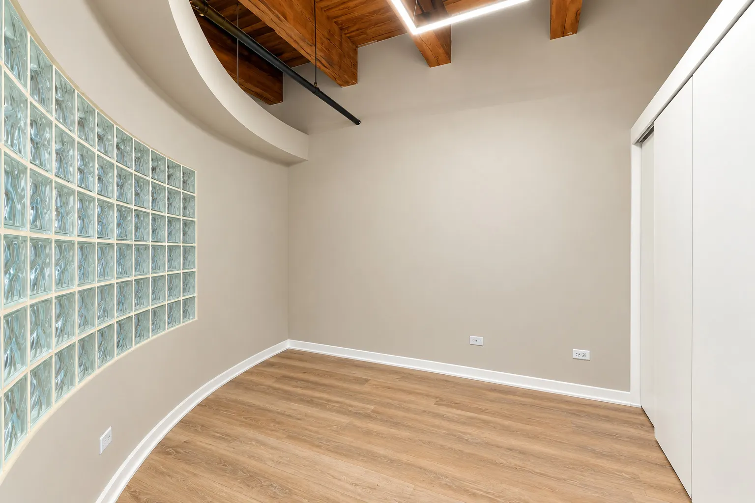 732 S Financial Place IL #407
