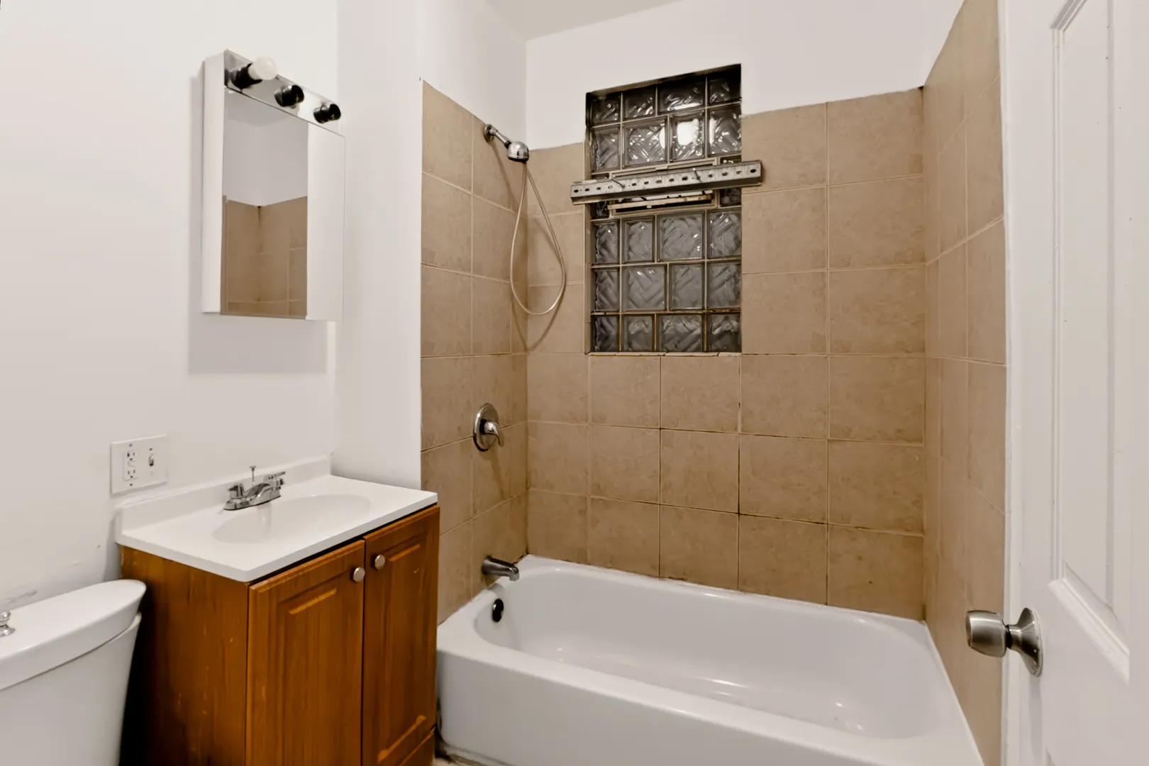 1044 W Marquette Road IL