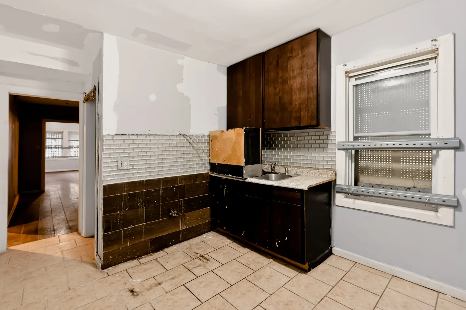 1044 W Marquette Road IL