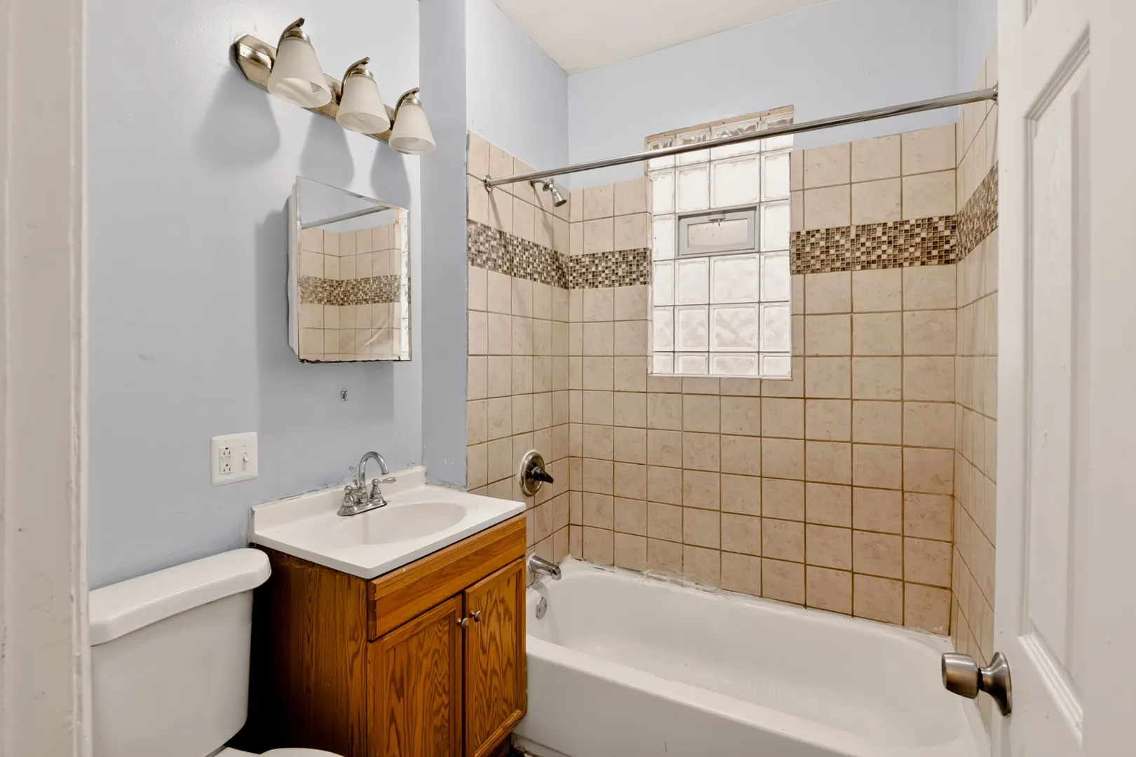 1044 W Marquette Road IL