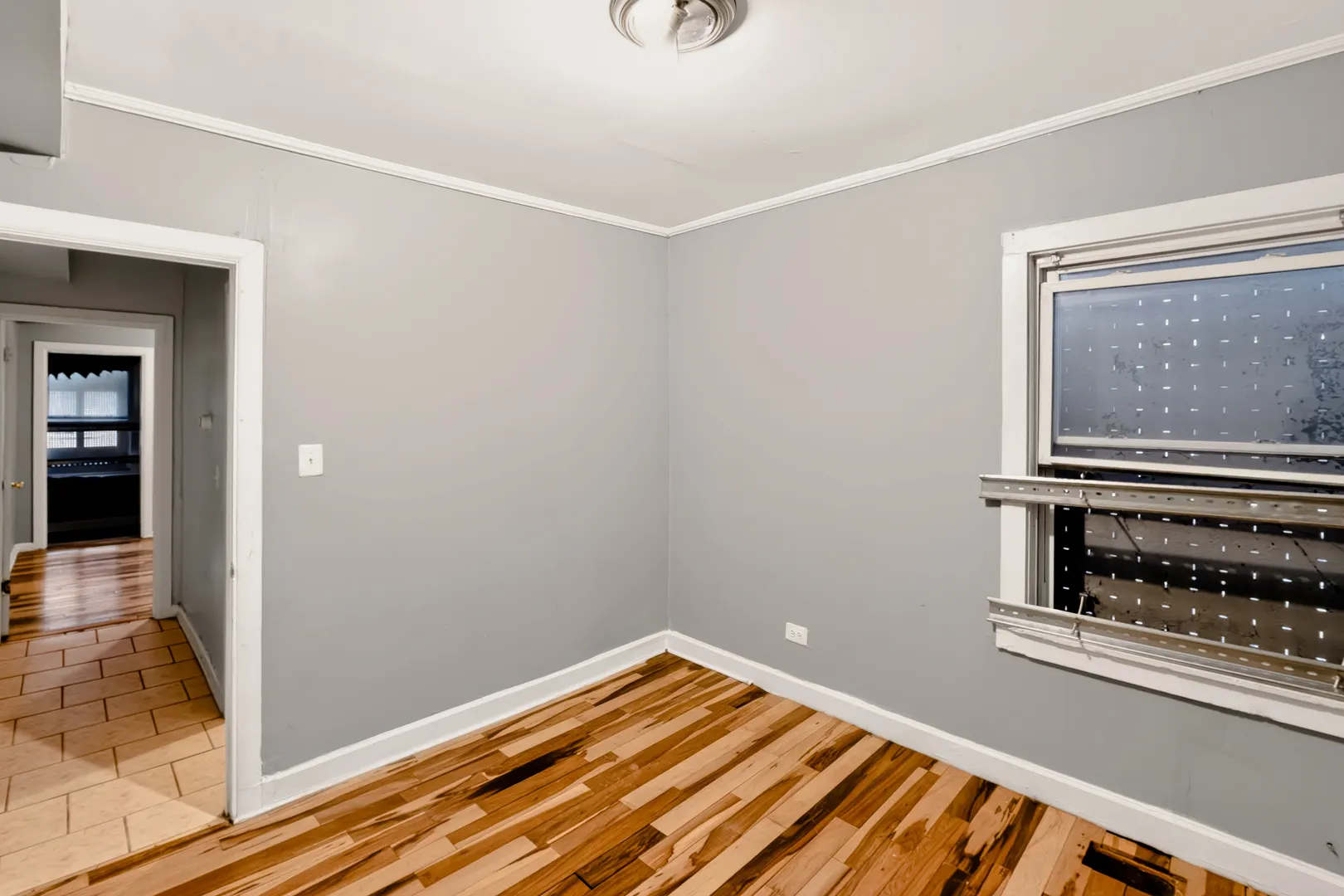 1044 W Marquette Road IL