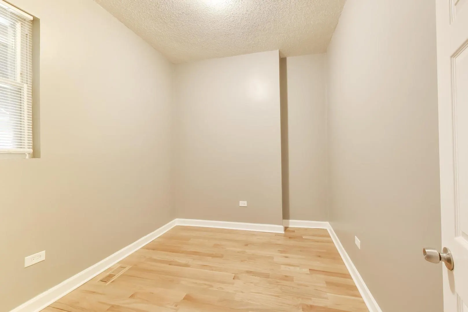 6524 S Eberhart Avenue IL