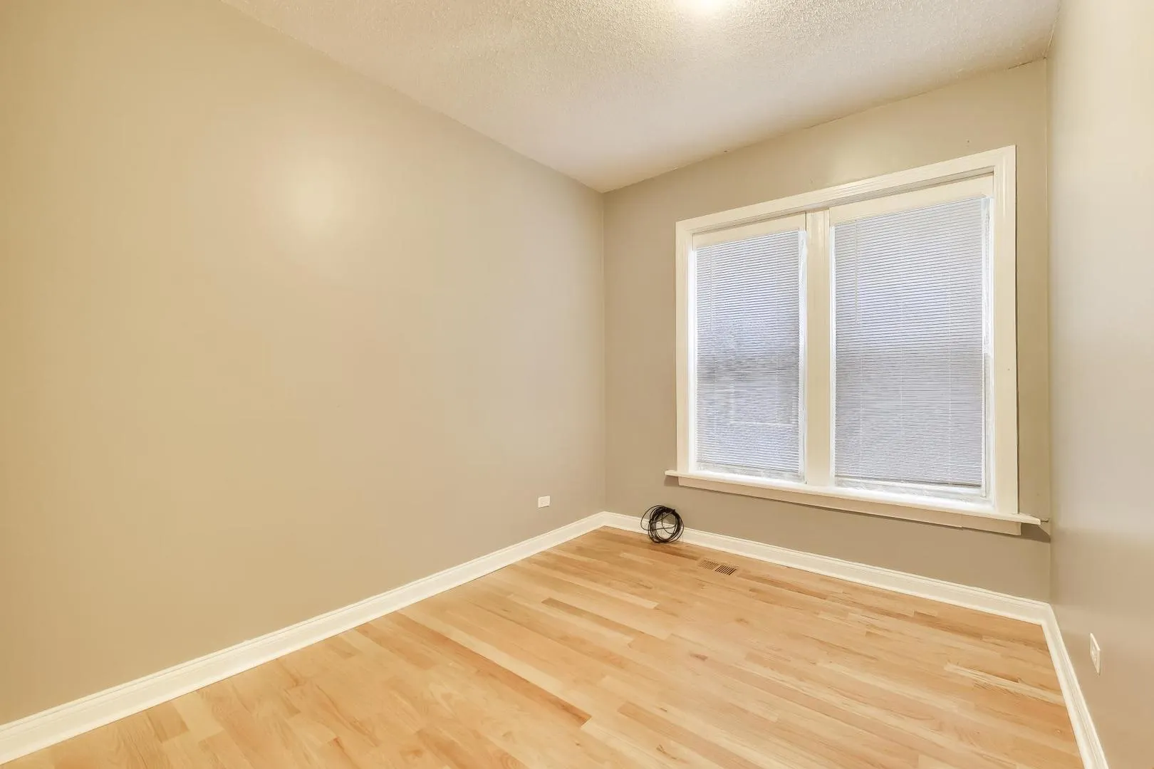 6524 S Eberhart Avenue IL