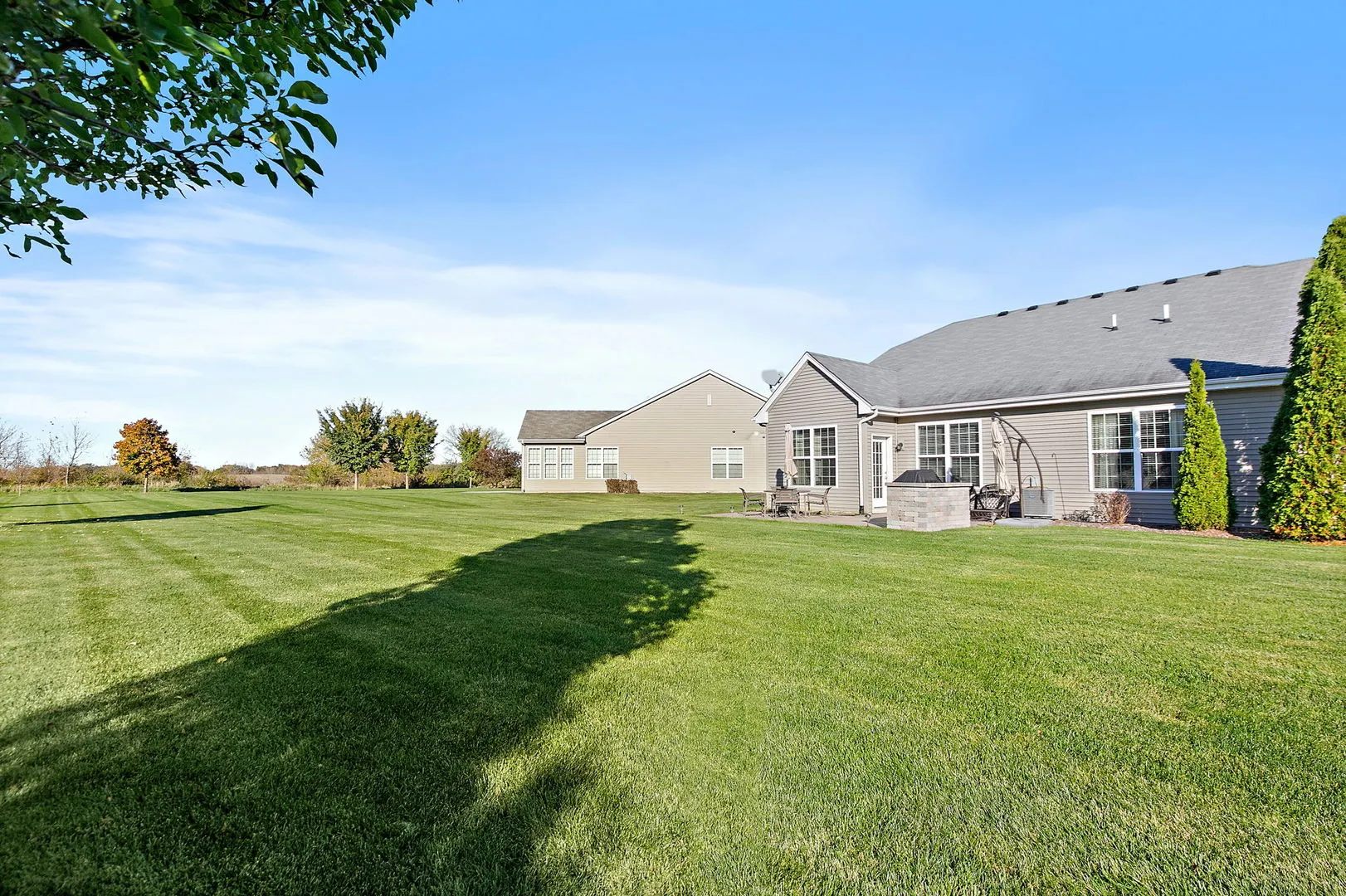 646 N Falls Circle IL