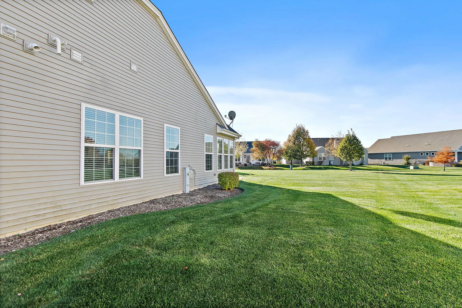 646 N Falls Circle IL