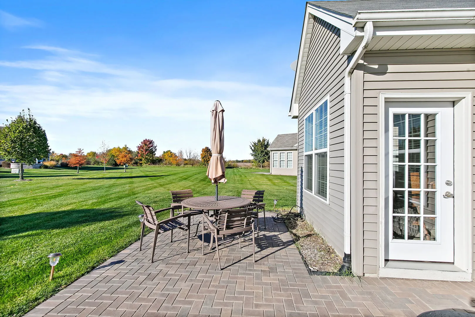 646 N Falls Circle IL
