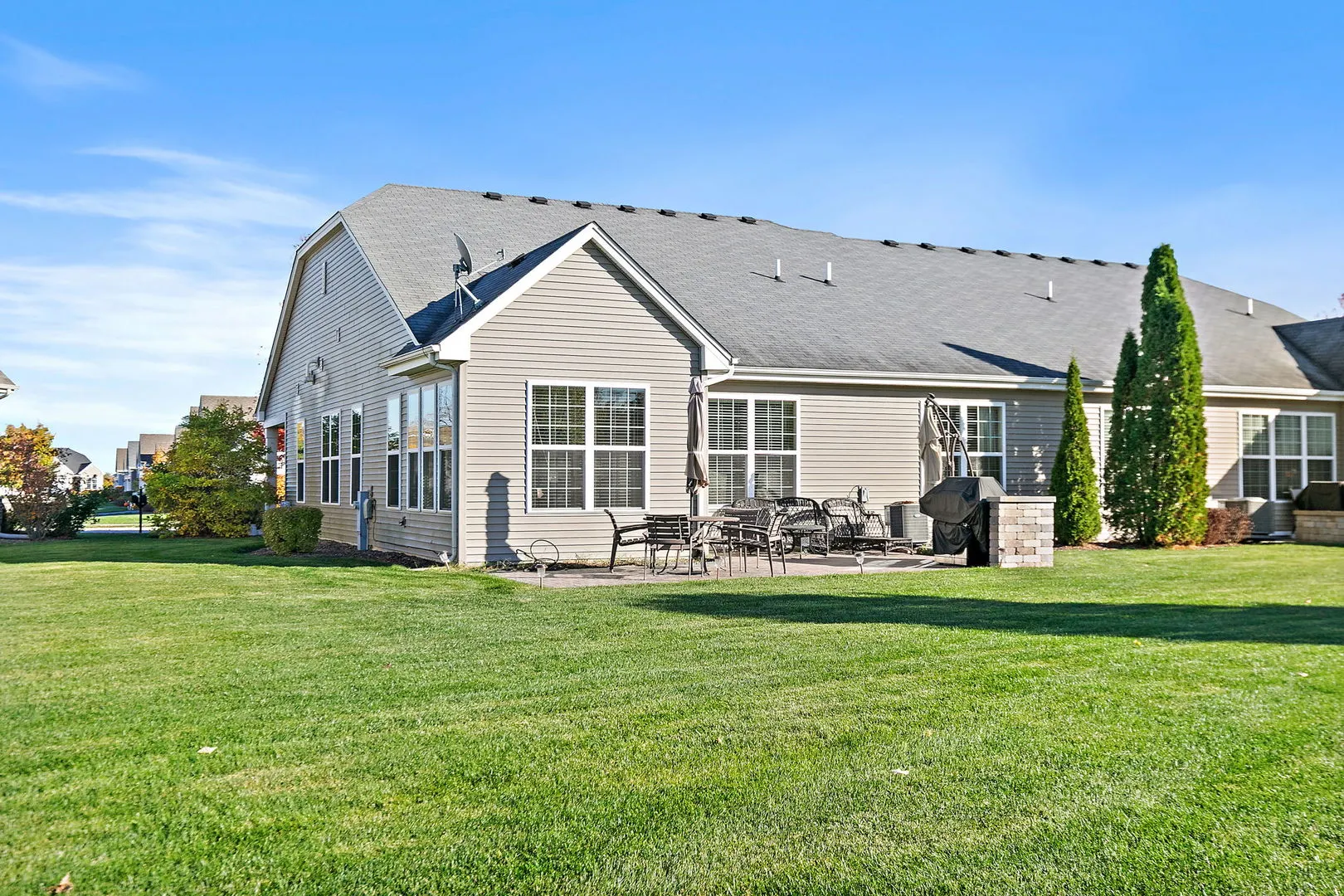 646 N Falls Circle IL