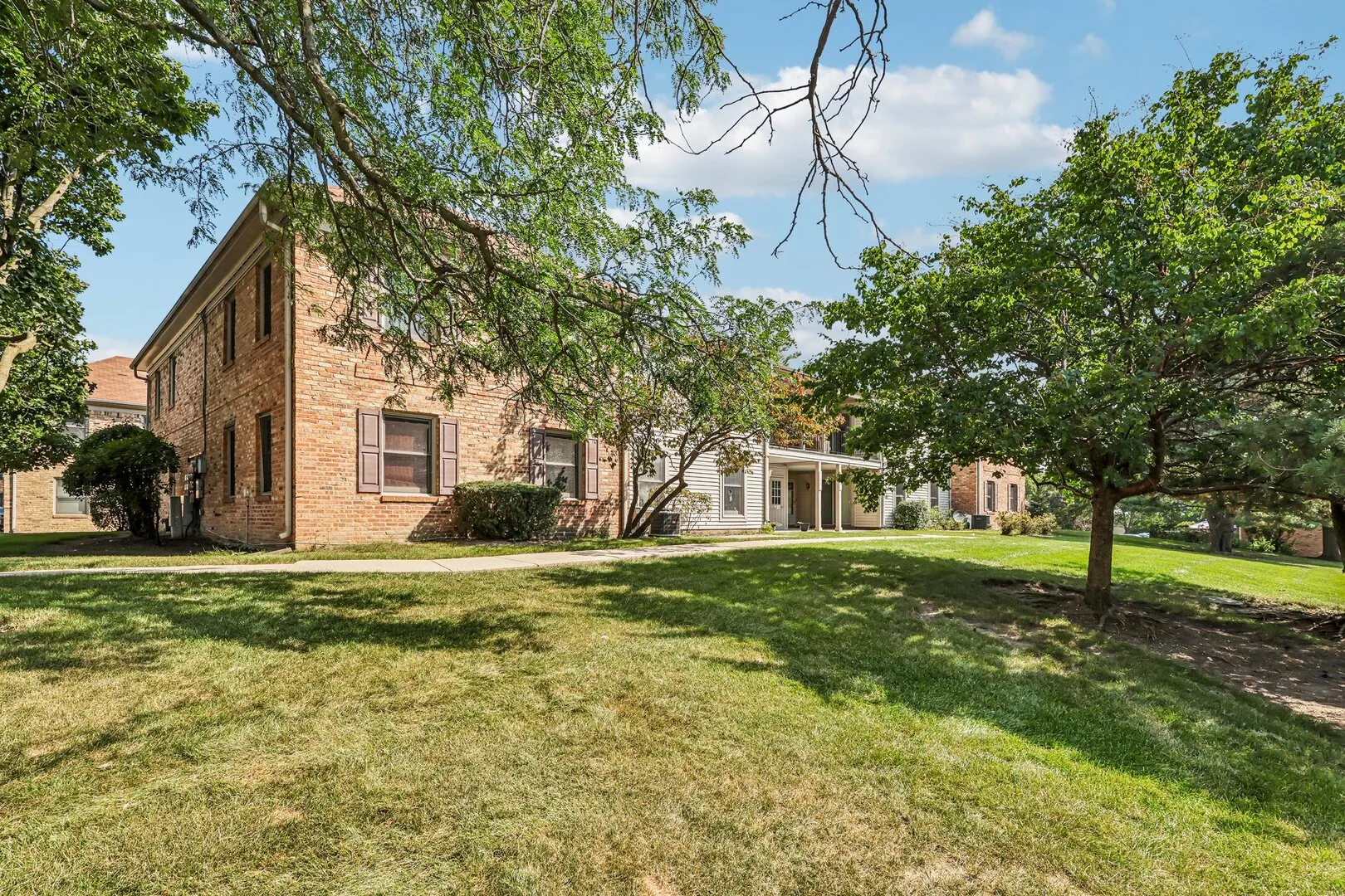 1760 BRISTOL Walk IL #B