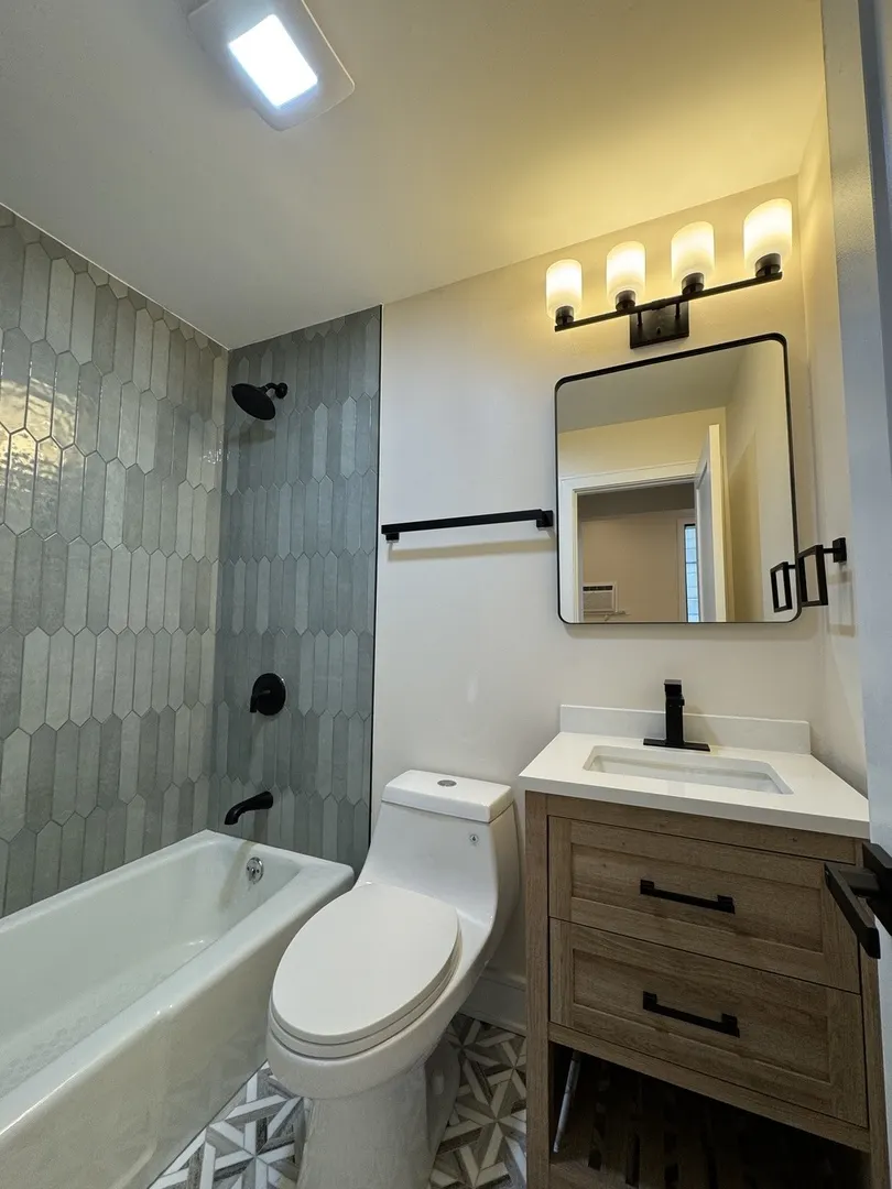 444 N State Street IL #3E