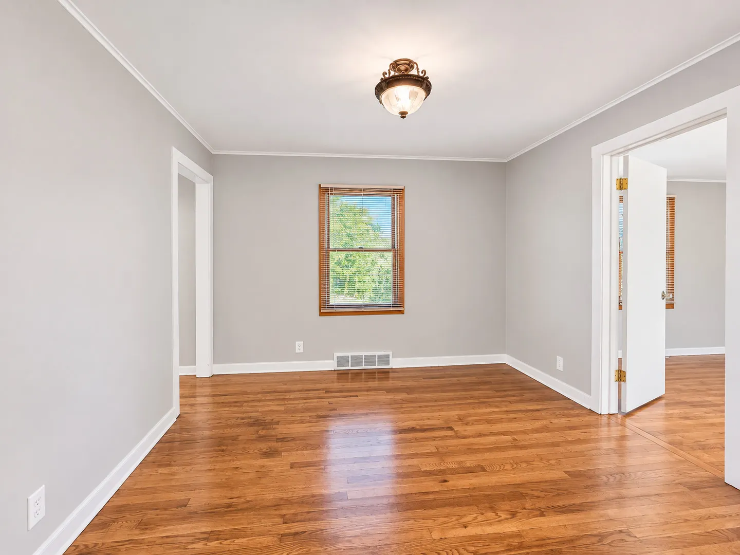 9 E WASHINGTON Street IL