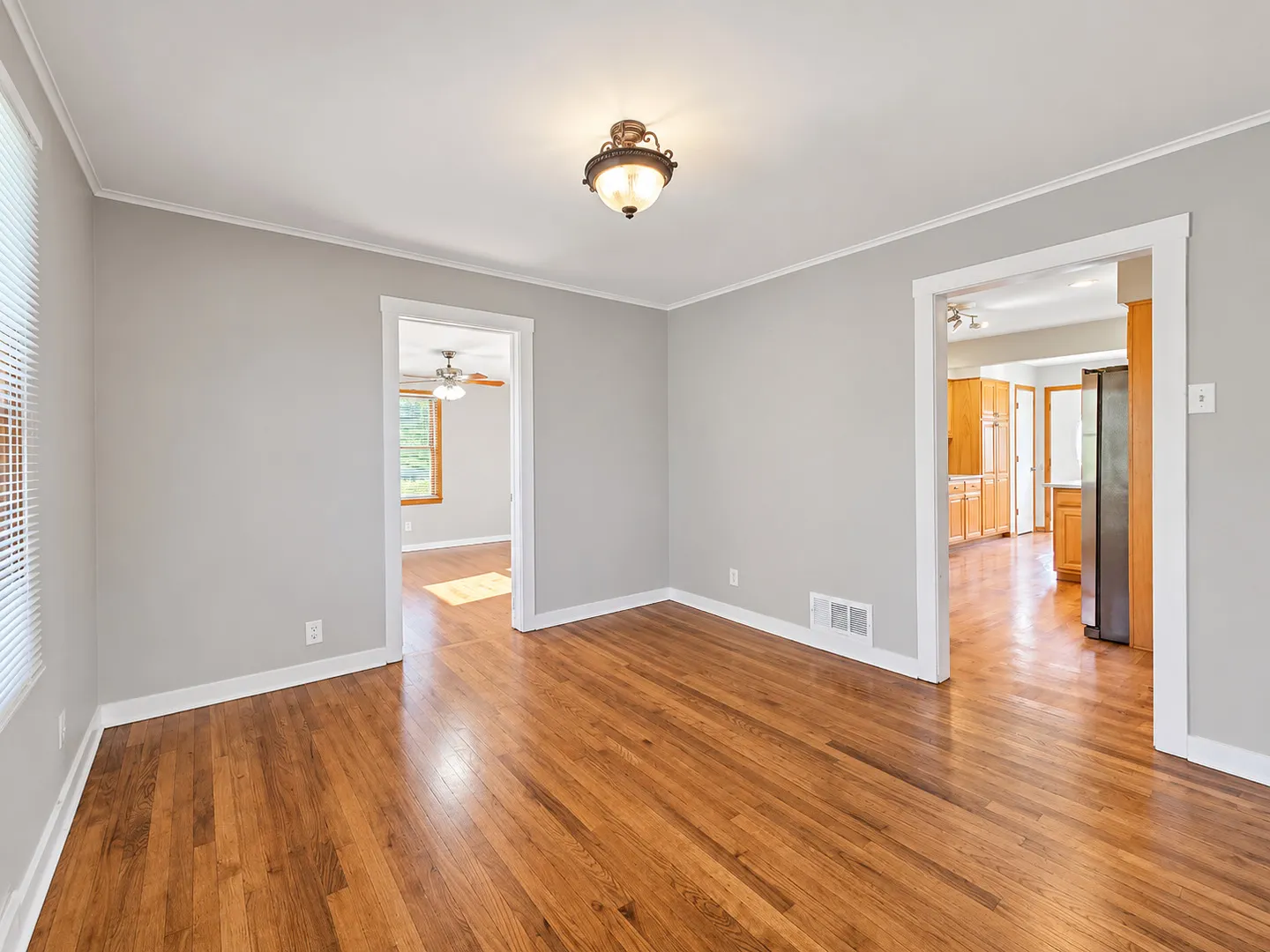 9 E WASHINGTON Street IL