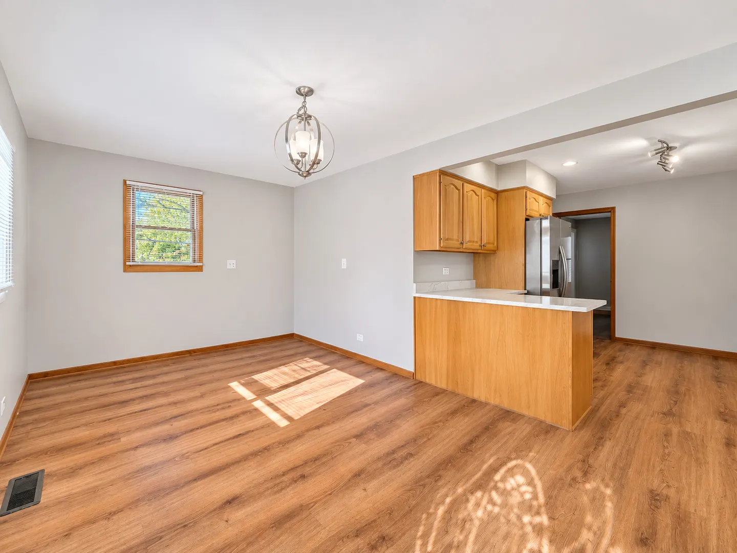 9 E WASHINGTON Street IL