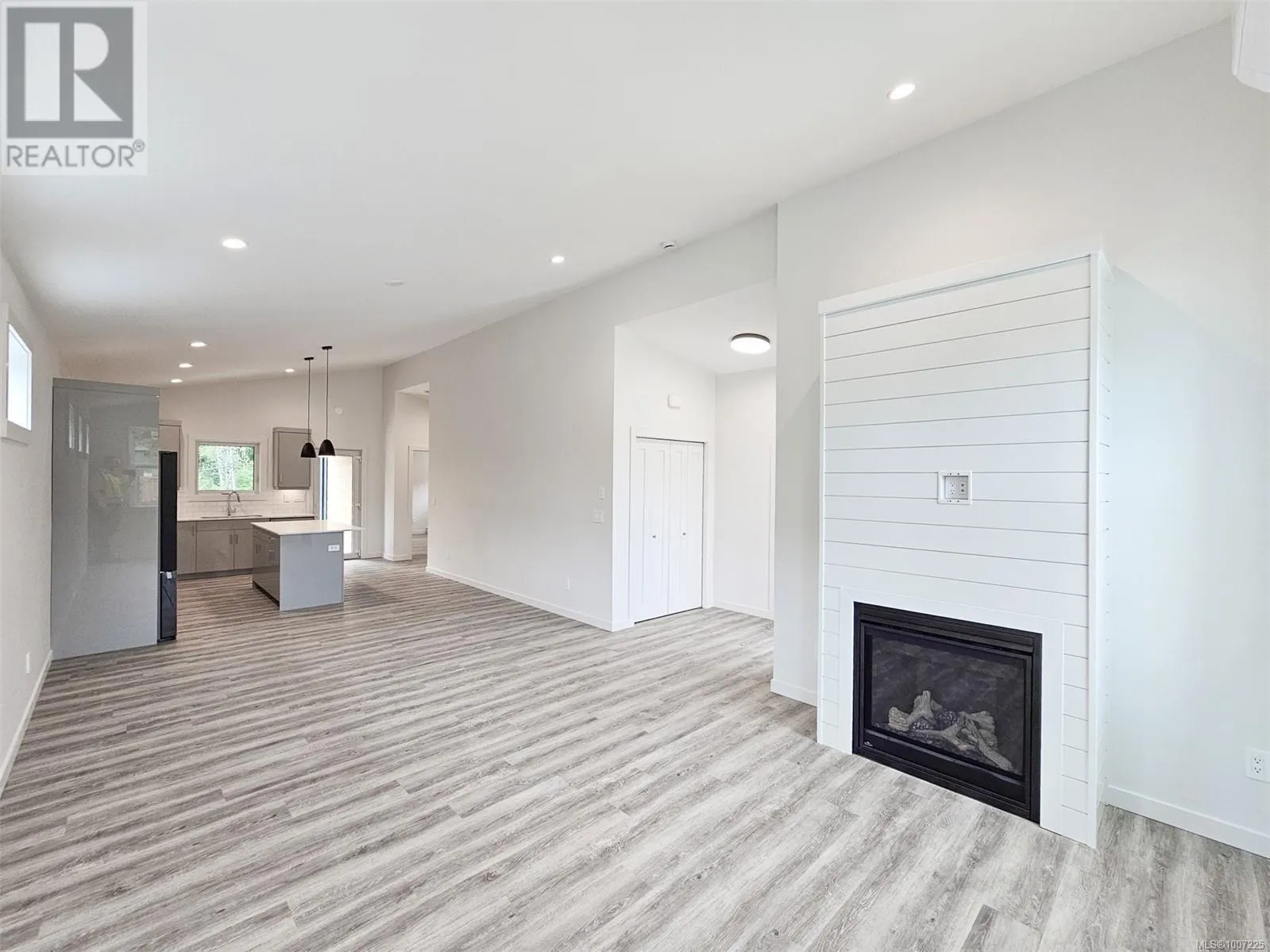 37 3025 Royston Rd