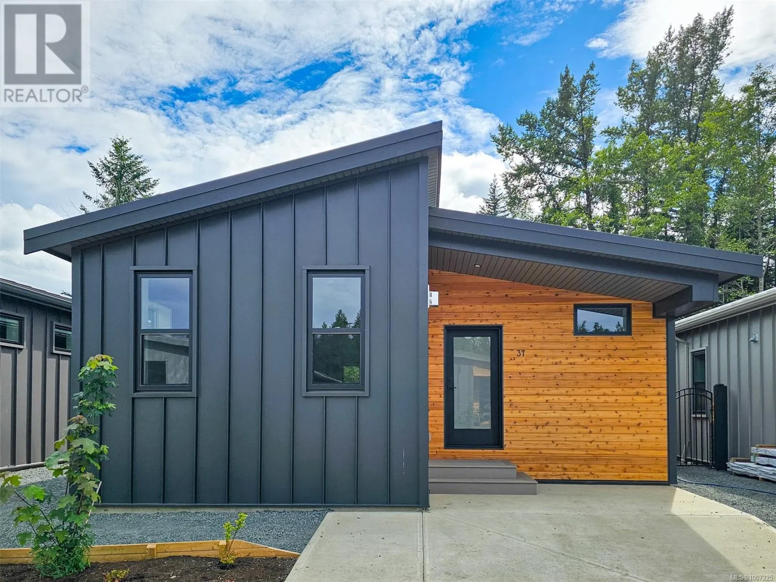 37 3025 Royston Rd