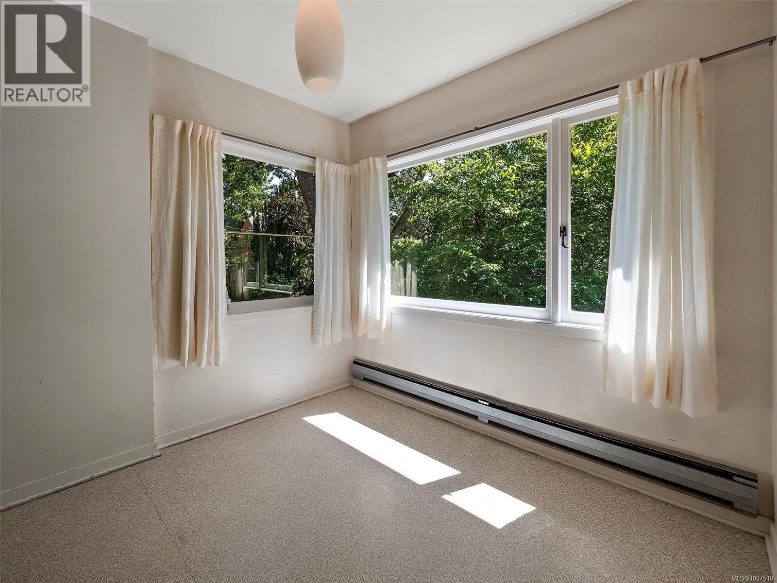 1353 Craigdarroch Rd