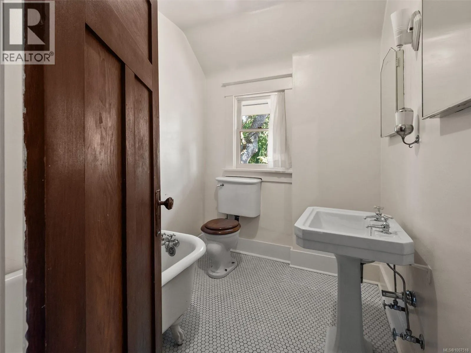 1353 Craigdarroch Rd