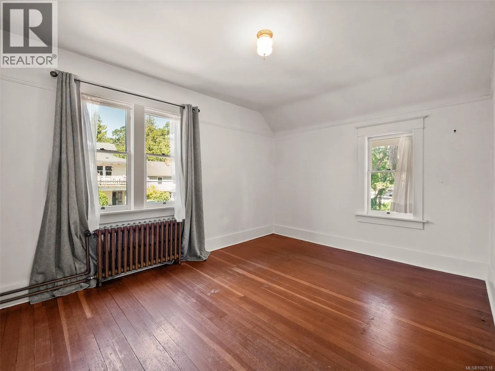 1353 Craigdarroch Rd