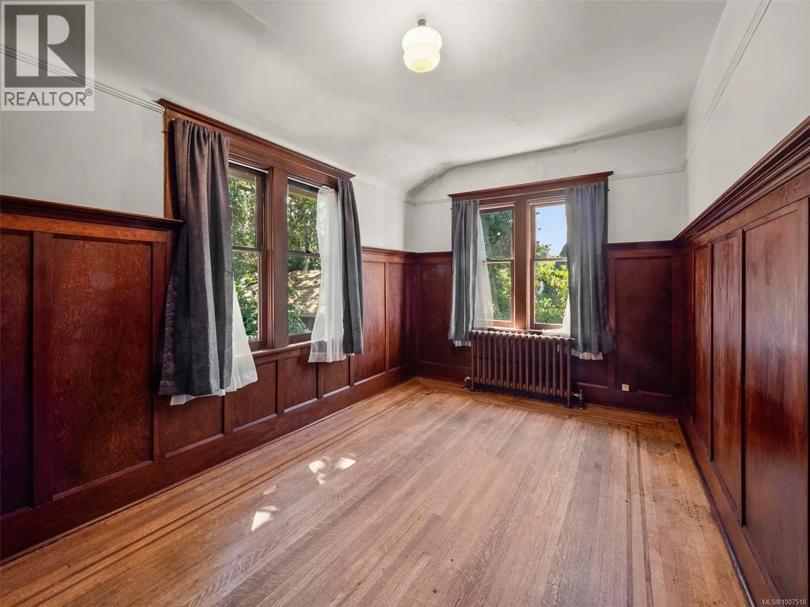1353 Craigdarroch Rd
