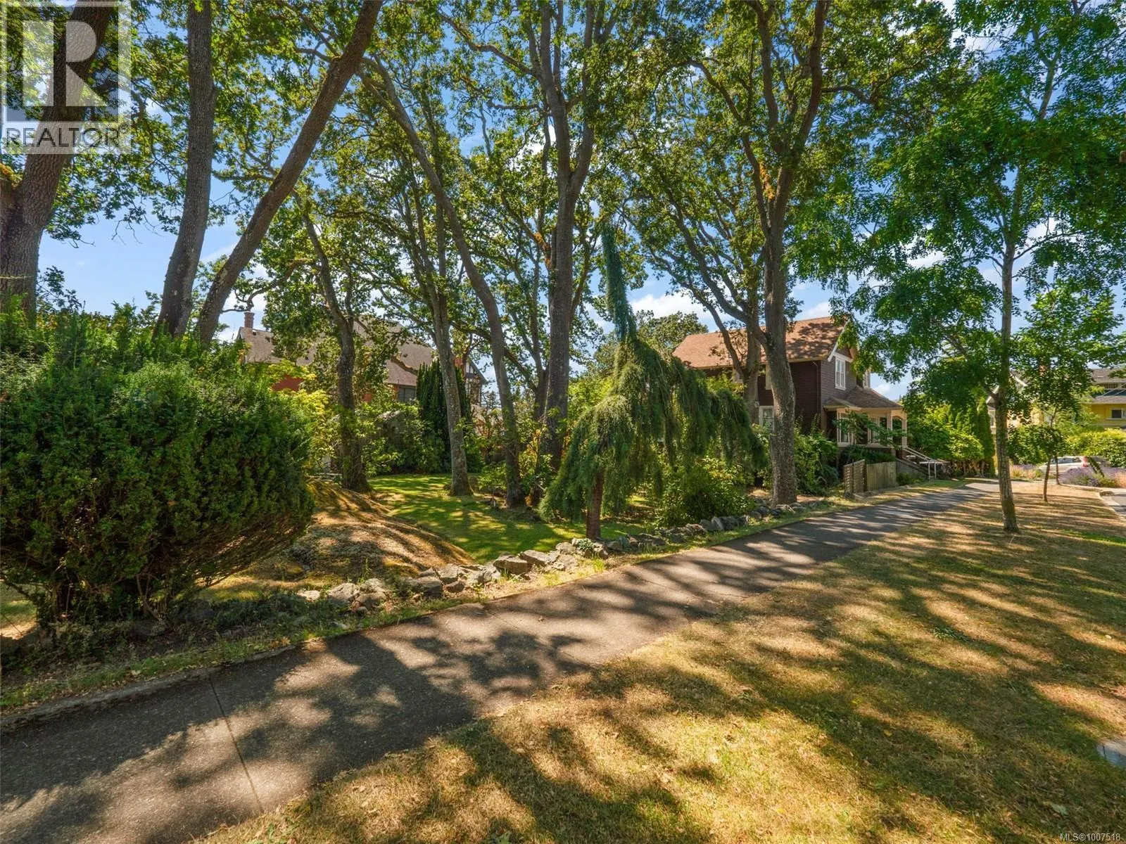 1353 Craigdarroch Rd