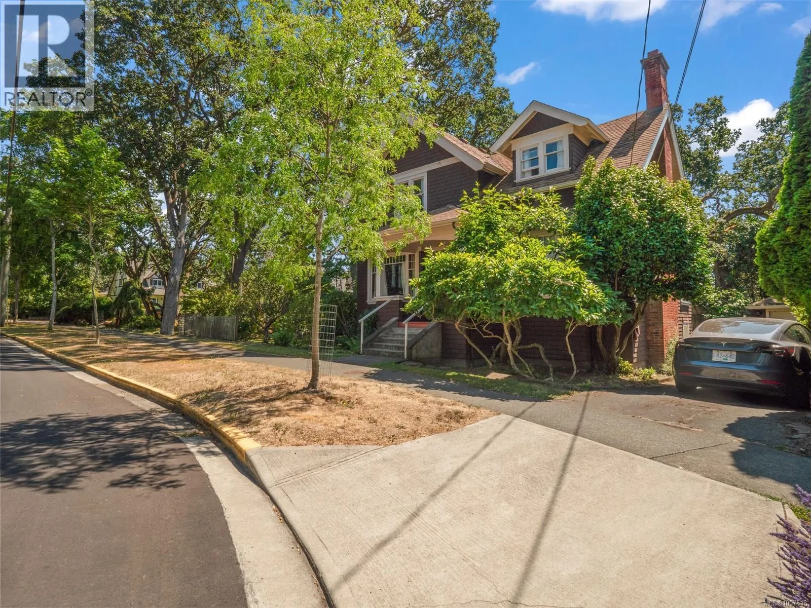 1353 Craigdarroch Rd
