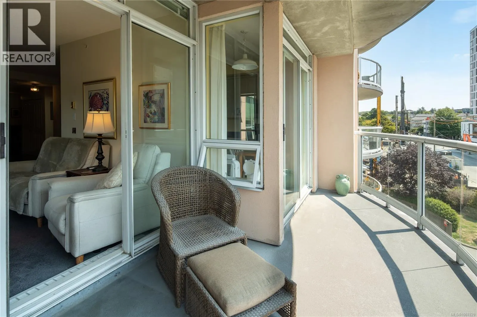 501 1020 View St