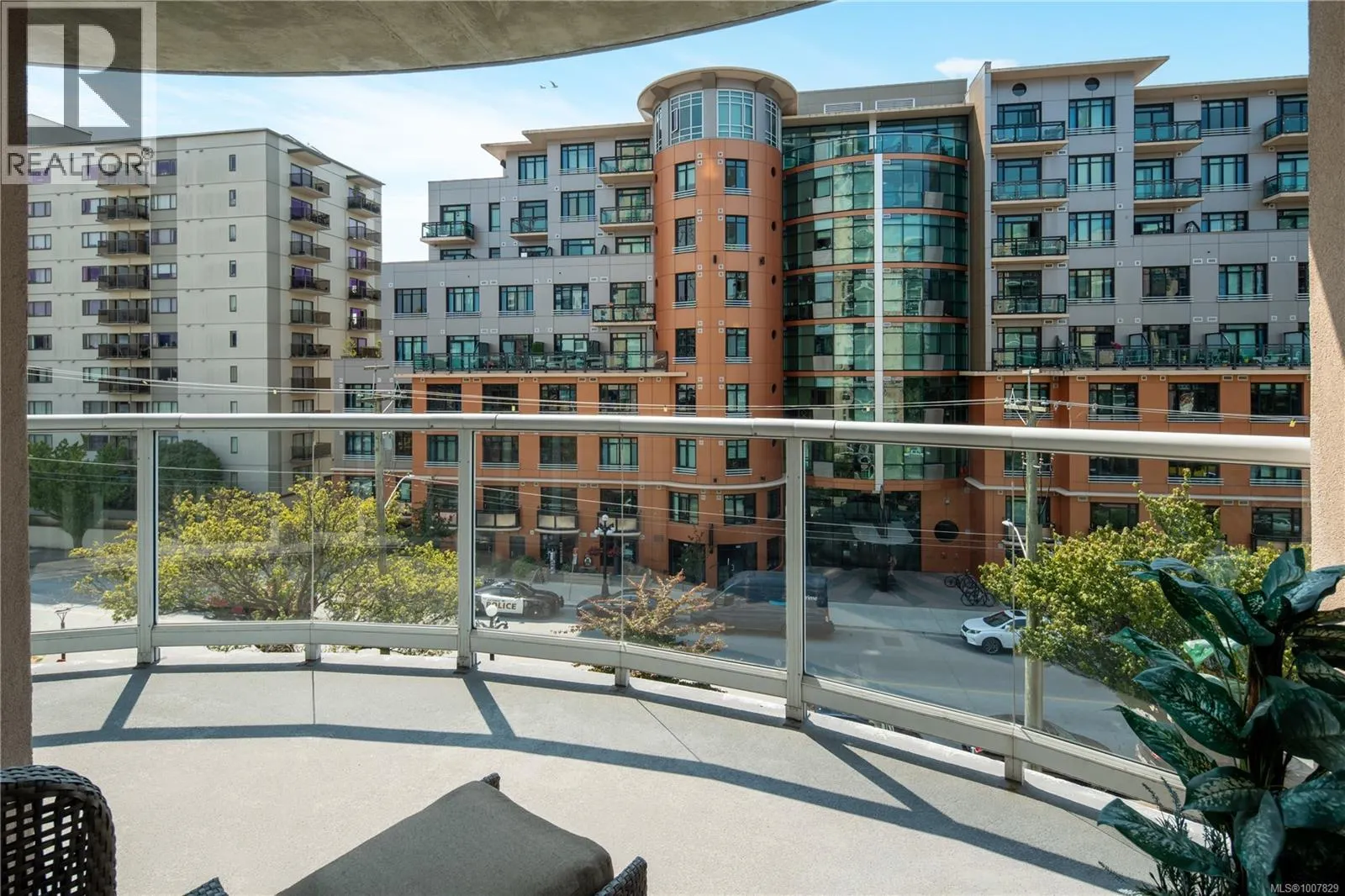 501 1020 View St