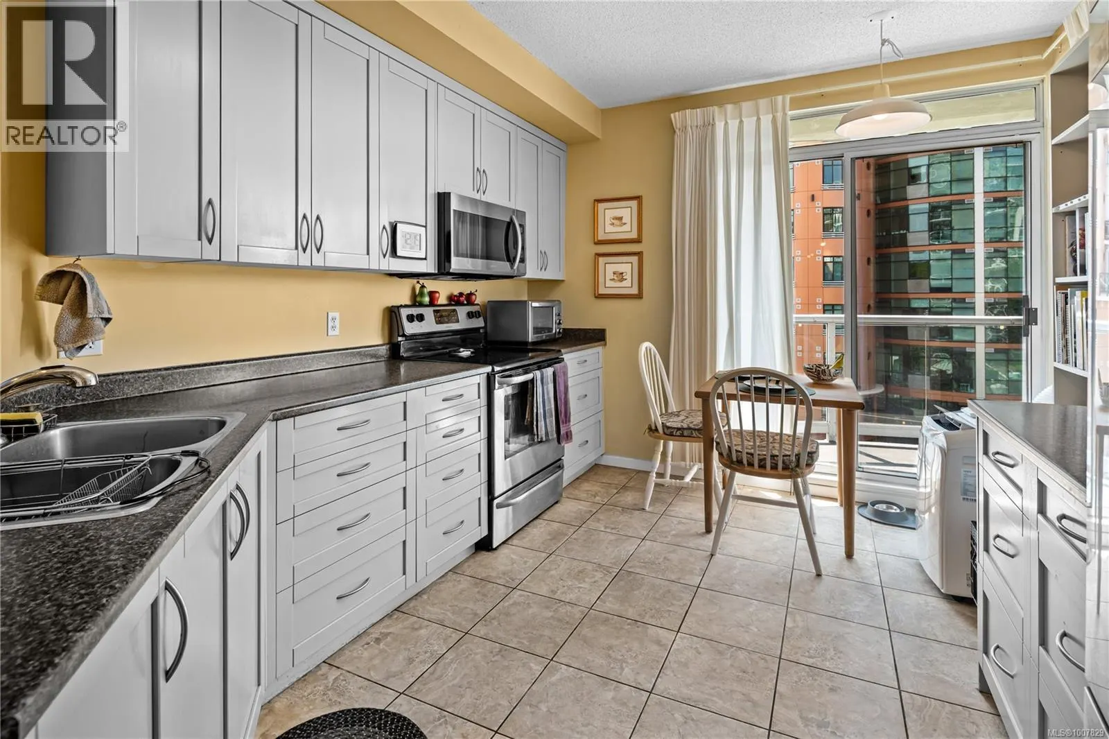 501 1020 View St