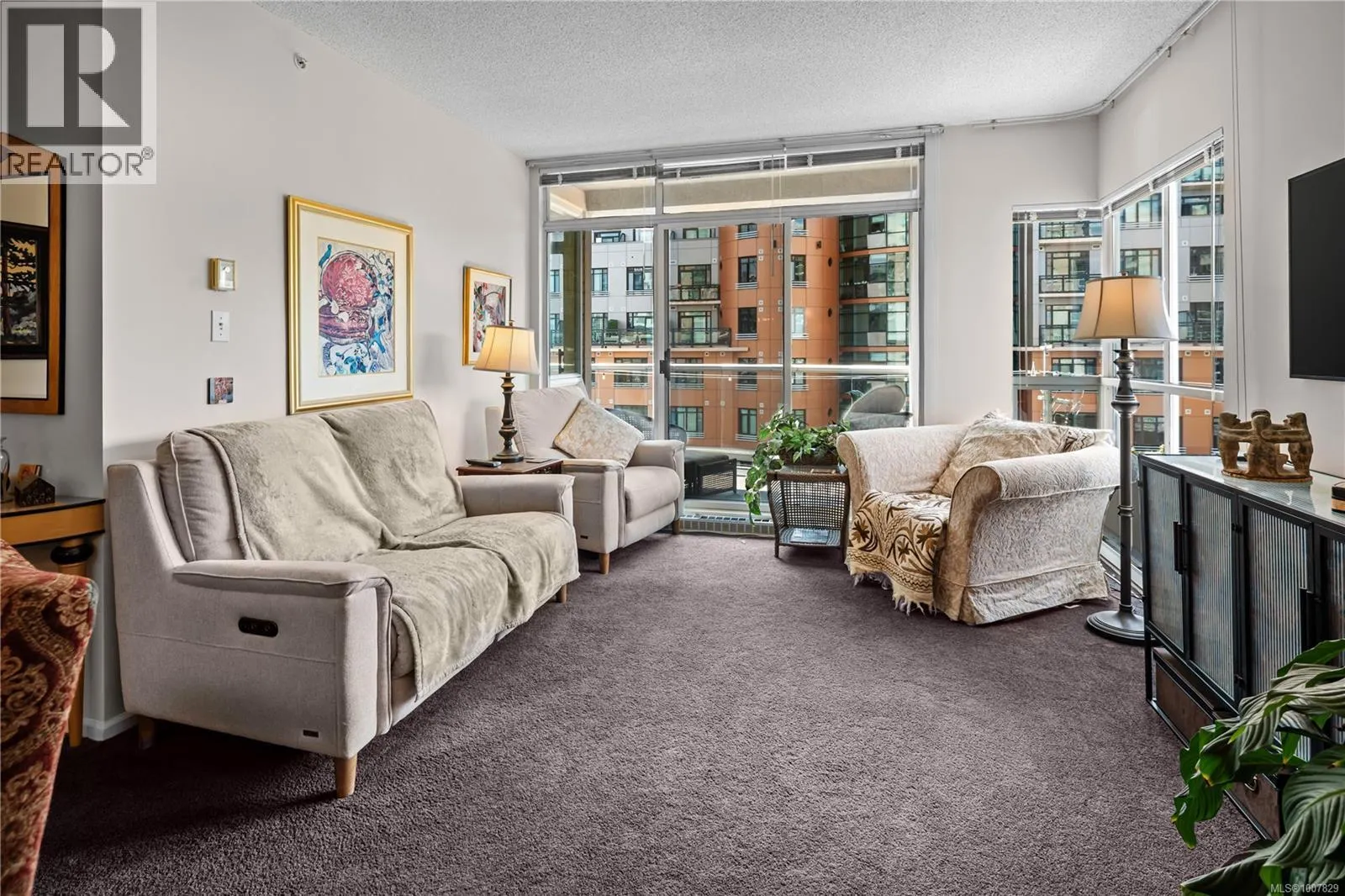 501 1020 View St