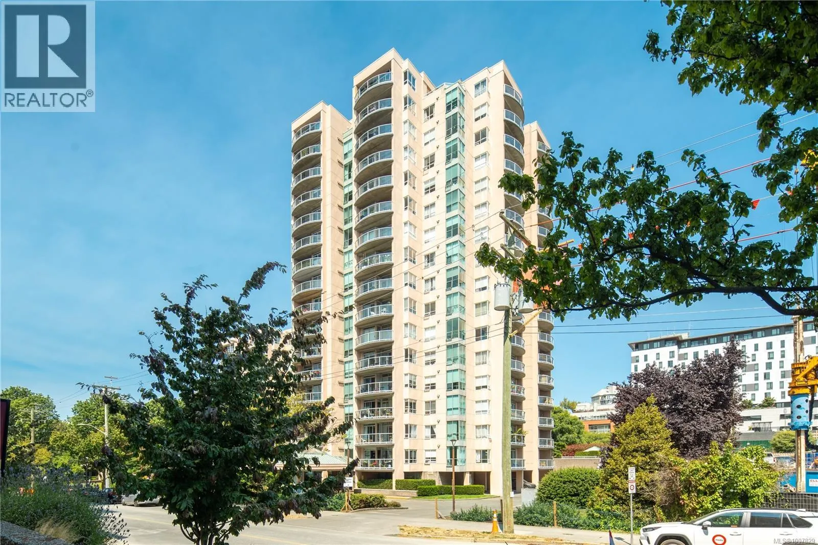 501 1020 View St