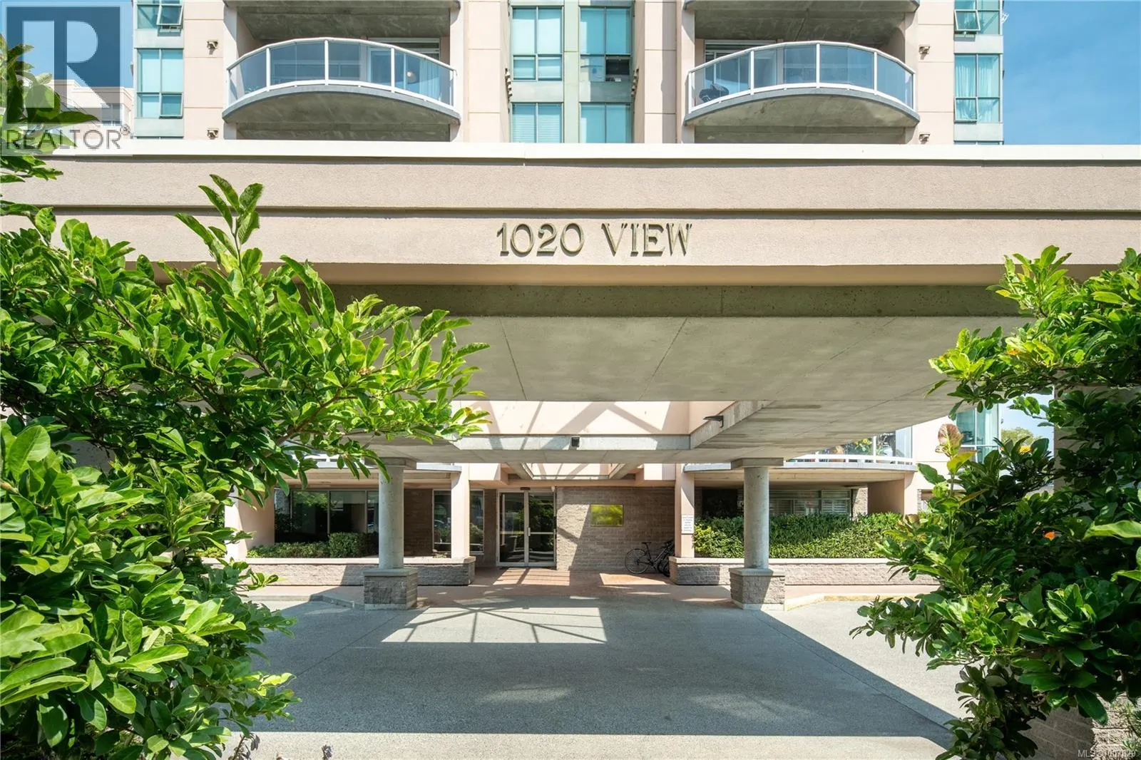 501 1020 View St