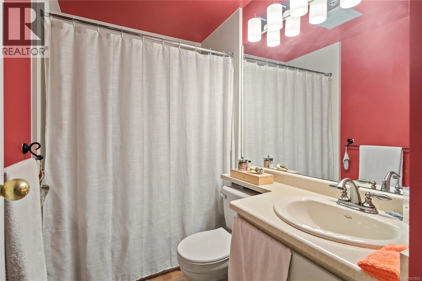 501 1020 View St