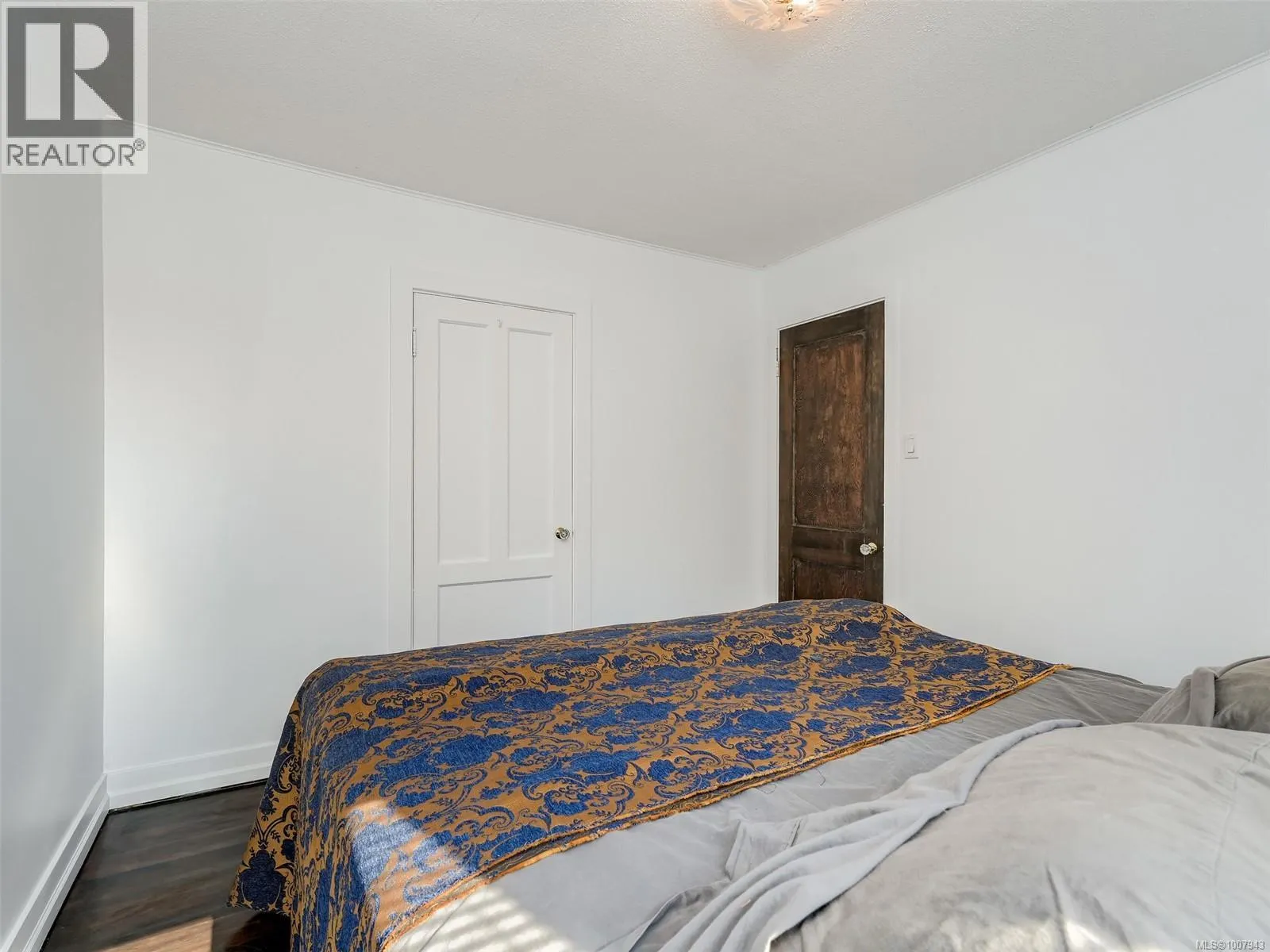 927 Dunsmuir Rd